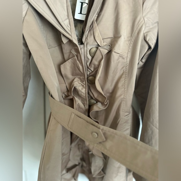Dalia short trench with ruffled placket - Picture 10 of 11